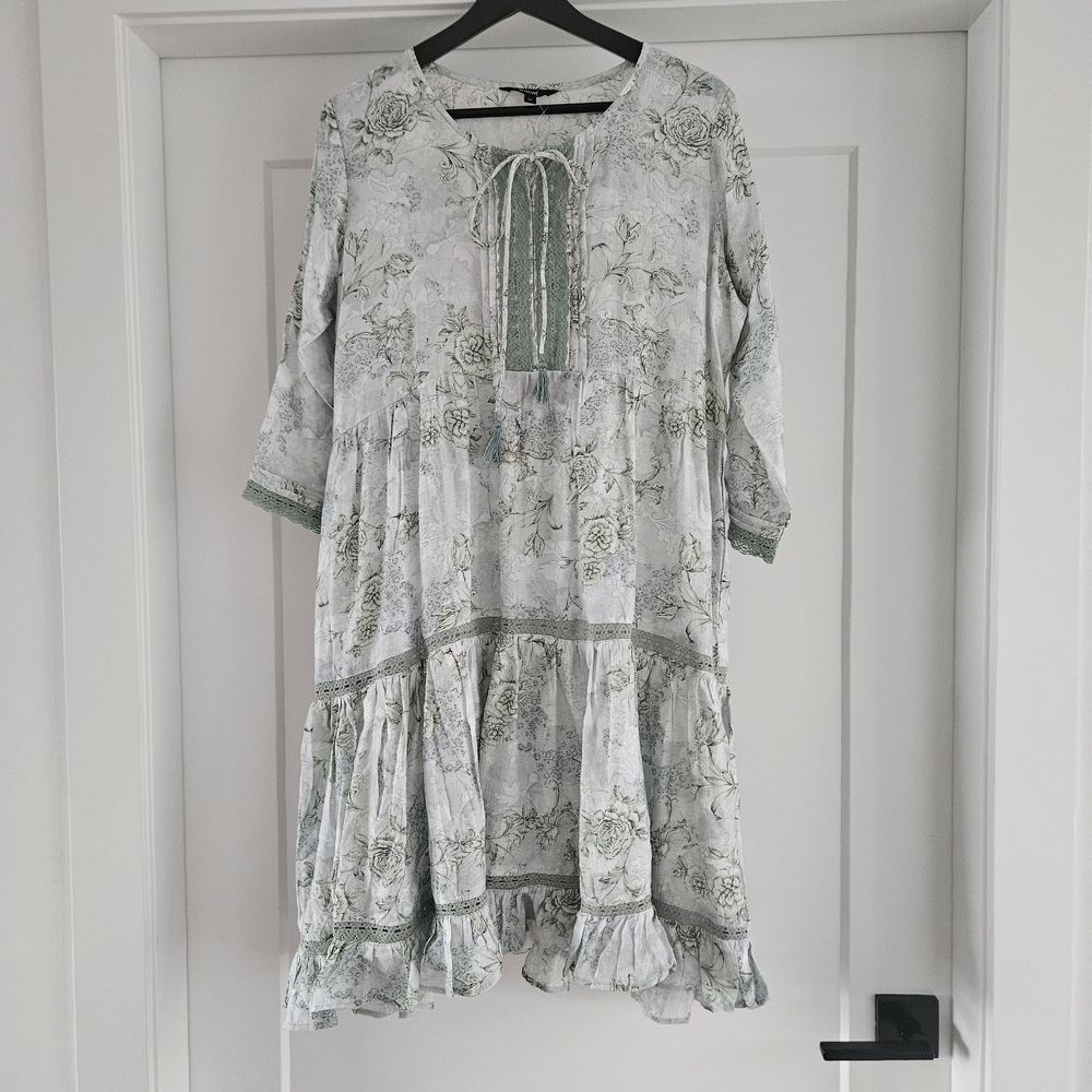 Chic Long Sleeve Floral Dress in Green and White